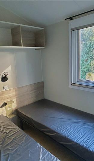 Bedroom with two single beds